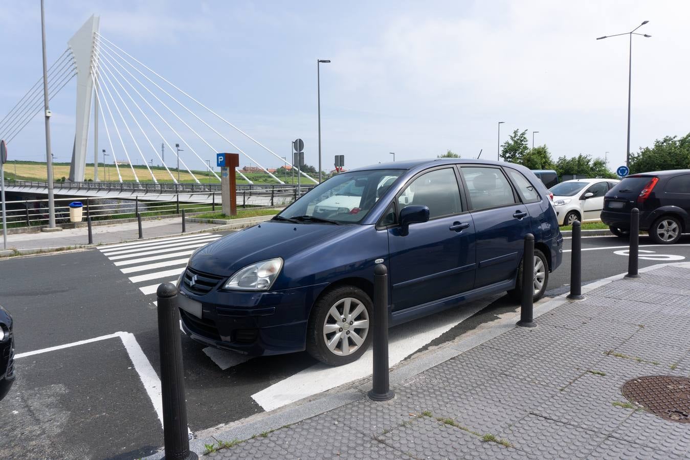 Los pasos de peatones no se libran de ser un lugar en el que estacionar los vehiculos.