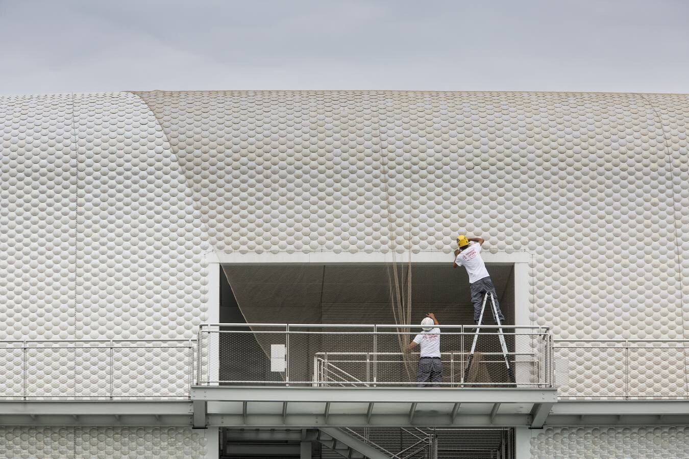 Fotos: Trabajos de instalación de una red para cubrir la fachada del Centro Botín por los problemas detectados en las piezas de cerámica que cubren la estructura