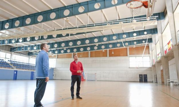 El concejal de Deportes, Javier Marín, visitó recientemente una de las instalaciones de Guarnizo. 