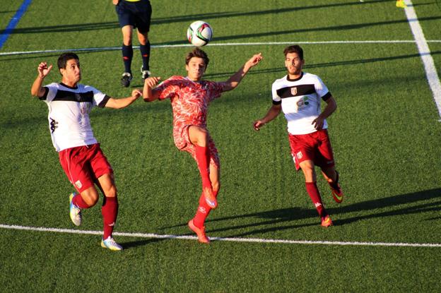 Luque trata de controlar la pelota durante un partido con el Guijuelo. 