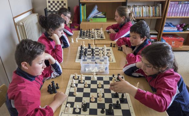 Los alumnos del colegio San José ponen a prueba sus conocimientos durante la asignatura de matemáticas. :