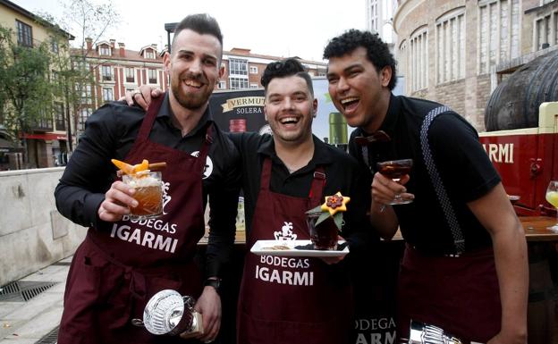 Manuel Muñoz Revuelta, Borja Gutiérrez y José Antonio Peña Mateo, con sus trofeos. 