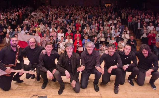 De izquierda a derecha, Bruno Gómez, Luis Escalada, José María Murillo, Nando Agüeros, Eduardo Basterra, Jorge Ibañez, Sergio Sordo y Ramón Bueno tras el concierto en Oviedo,