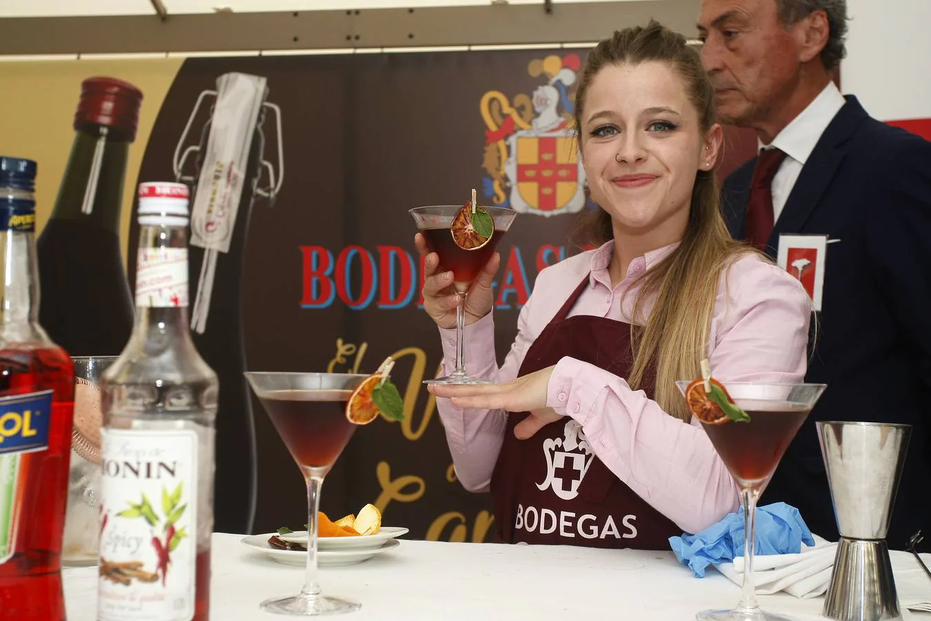 El joven del 'Clandestino Coctelería' gana el III Concurso Nacional de Coctelería con Vermut, celebrado en Torrelavega y organizado por Bodegas Igarmi