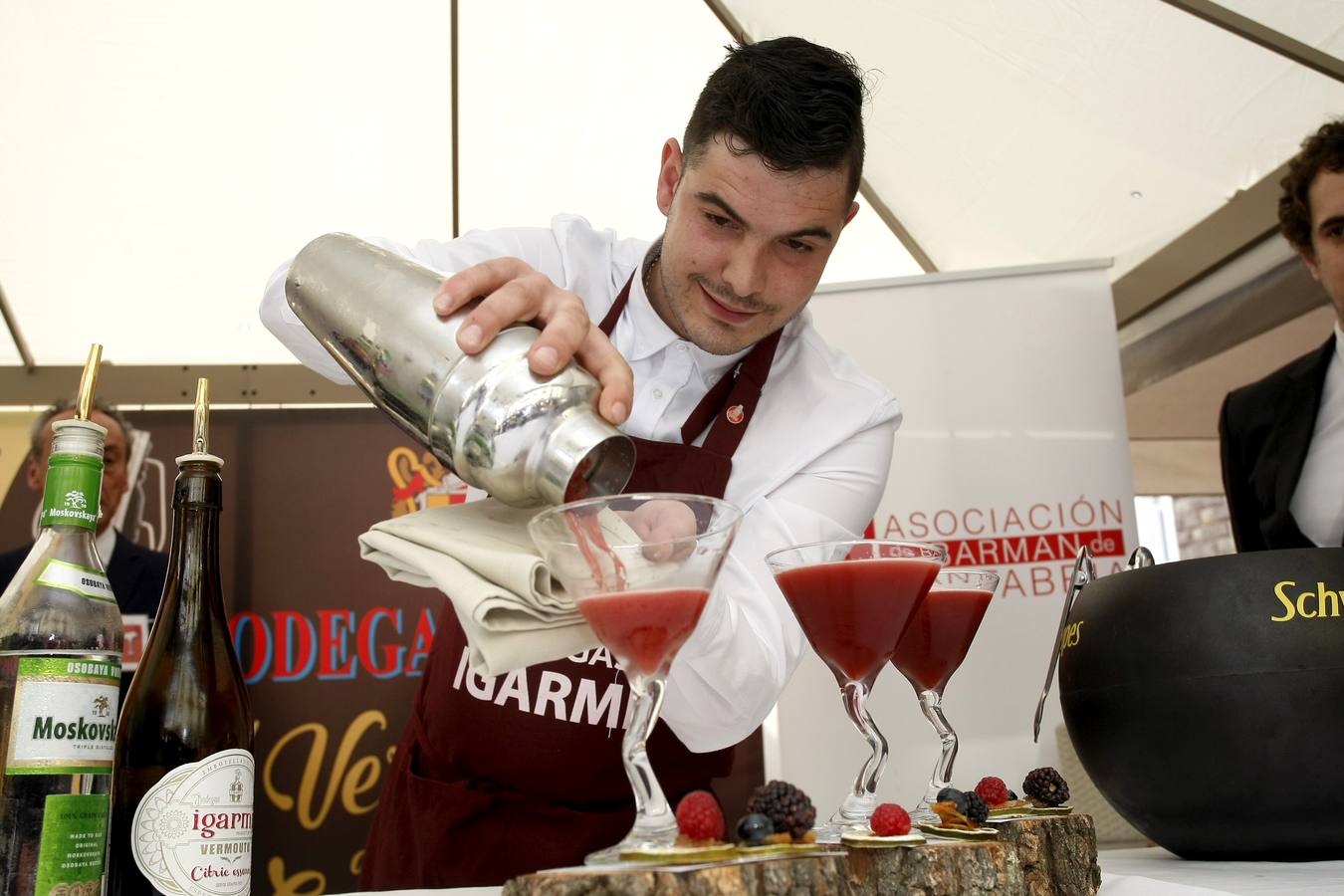 El joven del 'Clandestino Coctelería' gana el III Concurso Nacional de Coctelería con Vermut, celebrado en Torrelavega y organizado por Bodegas Igarmi