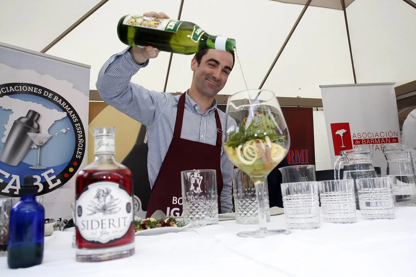 El joven del 'Clandestino Coctelería' gana el III Concurso Nacional de Coctelería con Vermut, celebrado en Torrelavega y organizado por Bodegas Igarmi