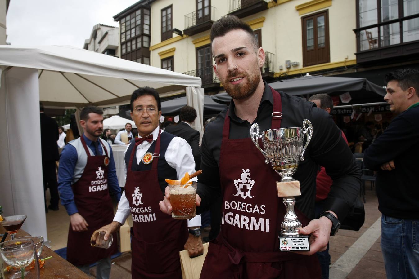 El joven del 'Clandestino Coctelería' gana el III Concurso Nacional de Coctelería con Vermut, celebrado en Torrelavega y organizado por Bodegas Igarmi