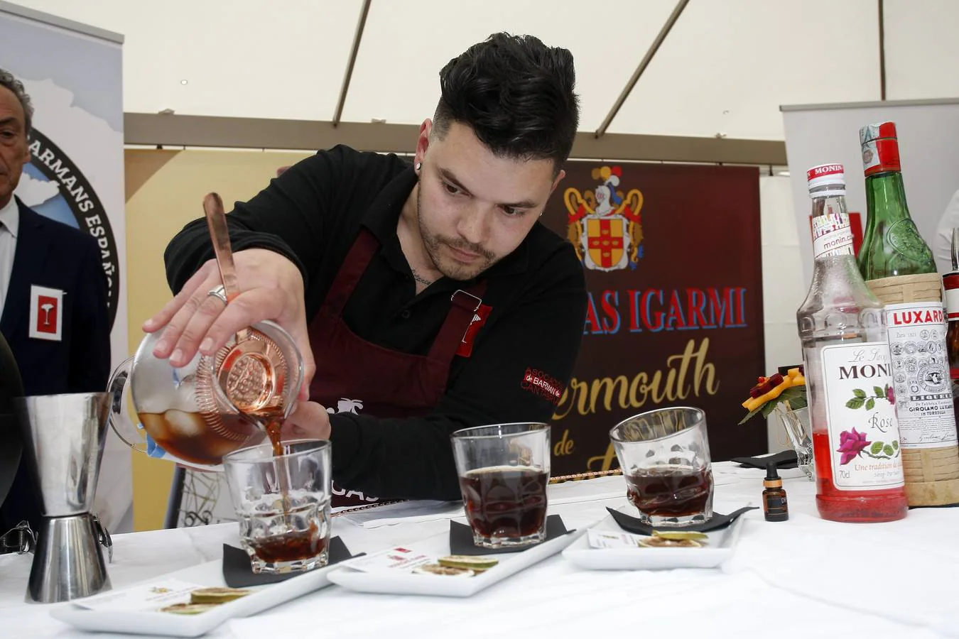 El joven del 'Clandestino Coctelería' gana el III Concurso Nacional de Coctelería con Vermut, celebrado en Torrelavega y organizado por Bodegas Igarmi