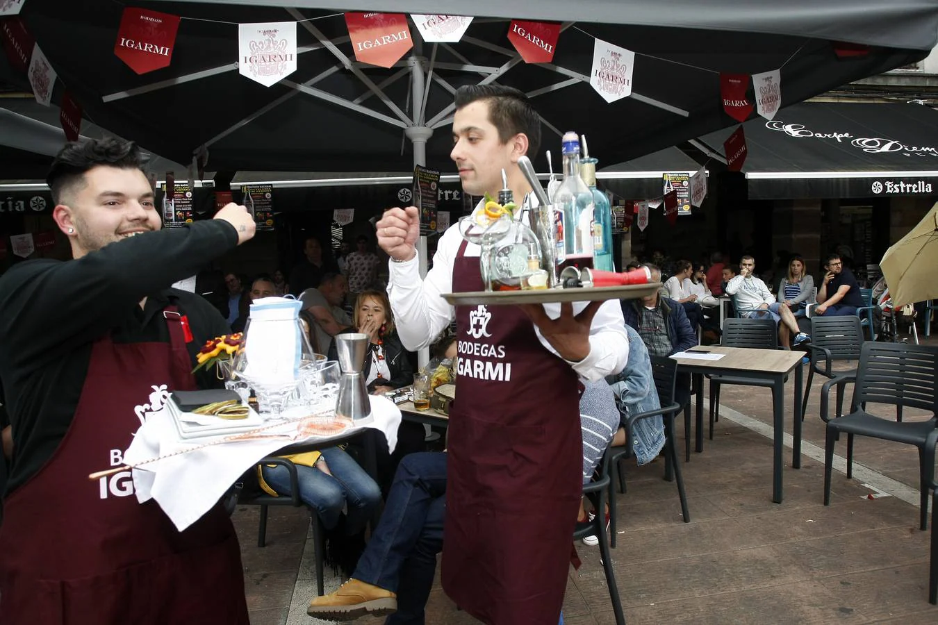 El joven del 'Clandestino Coctelería' gana el III Concurso Nacional de Coctelería con Vermut, celebrado en Torrelavega y organizado por Bodegas Igarmi