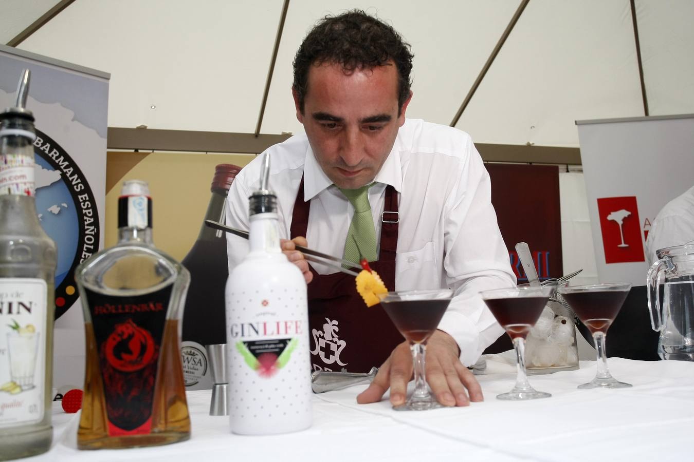 El joven del 'Clandestino Coctelería' gana el III Concurso Nacional de Coctelería con Vermut, celebrado en Torrelavega y organizado por Bodegas Igarmi