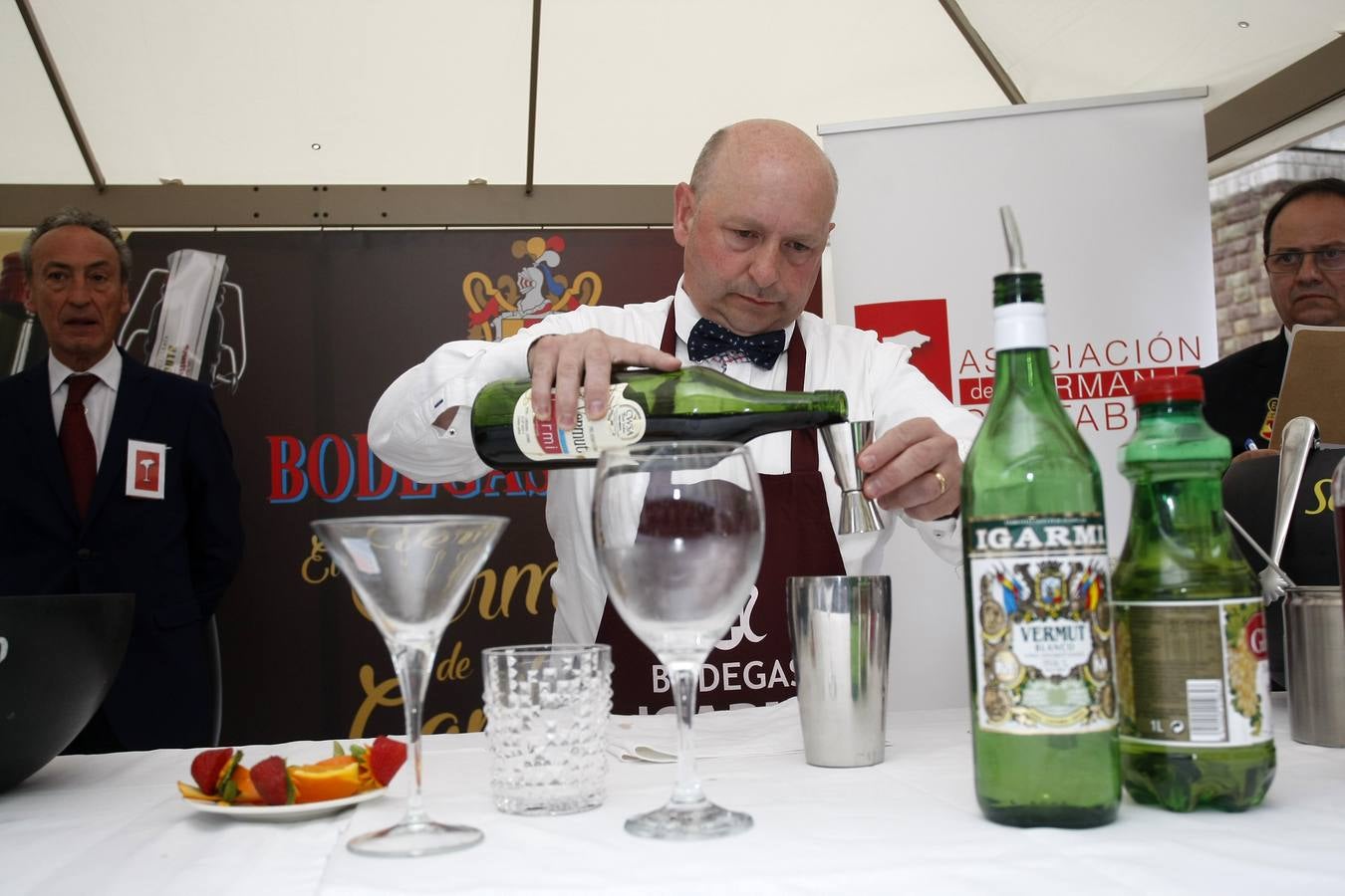 El joven del 'Clandestino Coctelería' gana el III Concurso Nacional de Coctelería con Vermut, celebrado en Torrelavega y organizado por Bodegas Igarmi