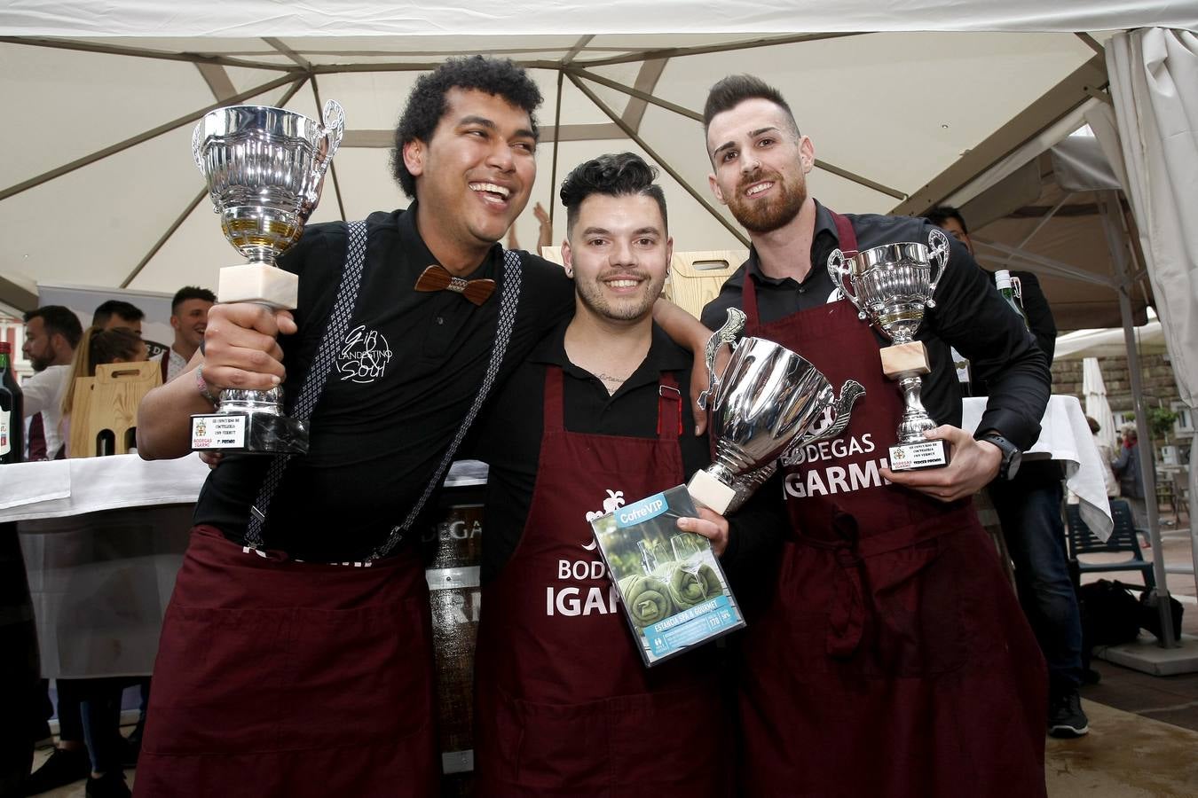 El joven del 'Clandestino Coctelería' gana el III Concurso Nacional de Coctelería con Vermut, celebrado en Torrelavega y organizado por Bodegas Igarmi