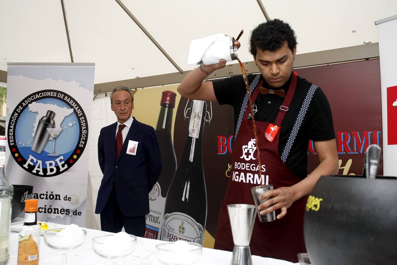 El joven del 'Clandestino Coctelería' gana el III Concurso Nacional de Coctelería con Vermut, celebrado en Torrelavega y organizado por Bodegas Igarmi