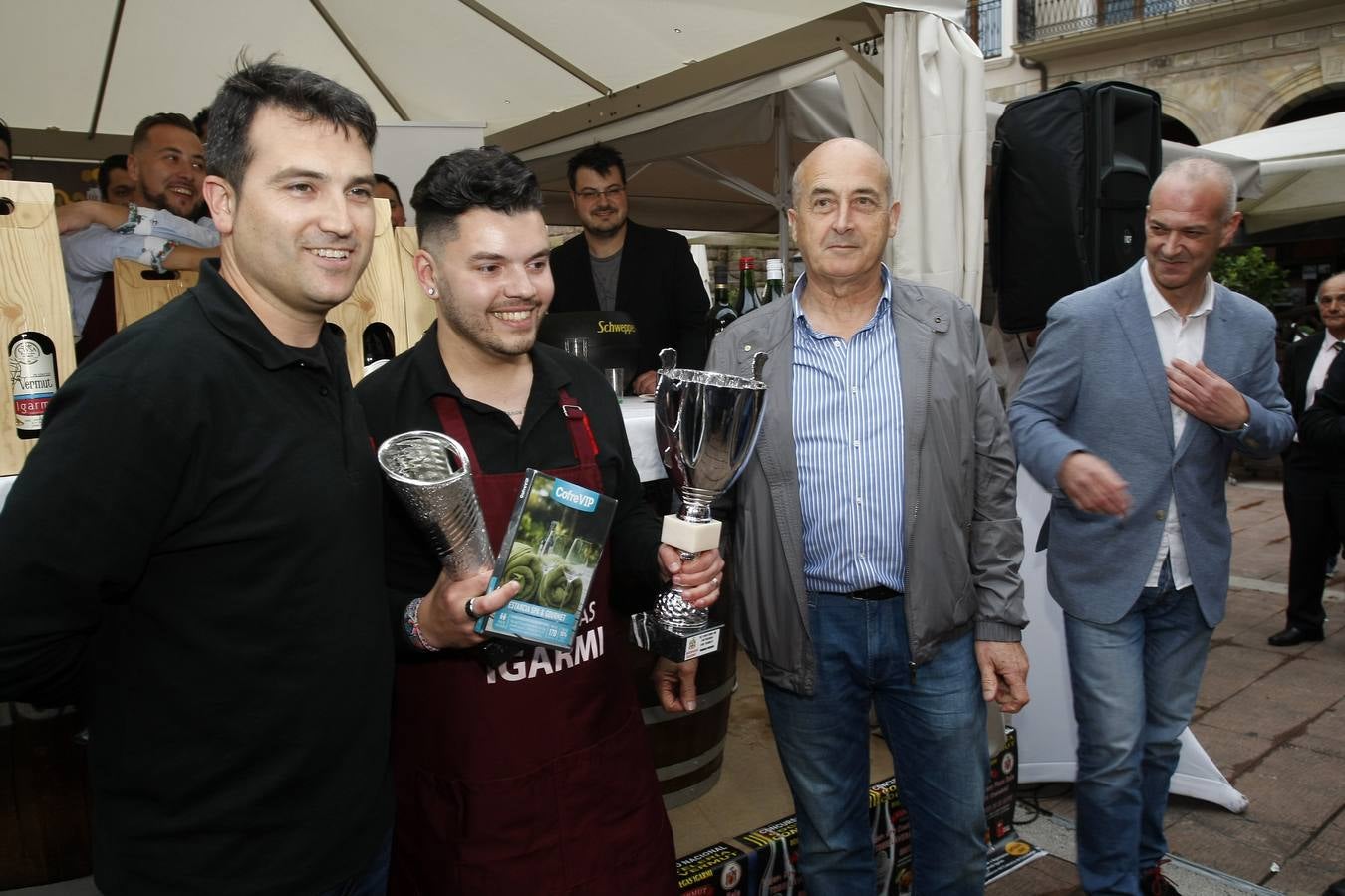 El joven del 'Clandestino Coctelería' gana el III Concurso Nacional de Coctelería con Vermut, celebrado en Torrelavega y organizado por Bodegas Igarmi