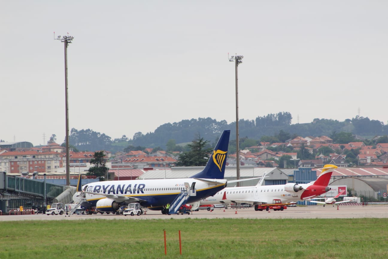 Una veintena de aficionados a fotografiar aviones han disfrutado este 31 de mayo de de la tercera edición de esta jornada