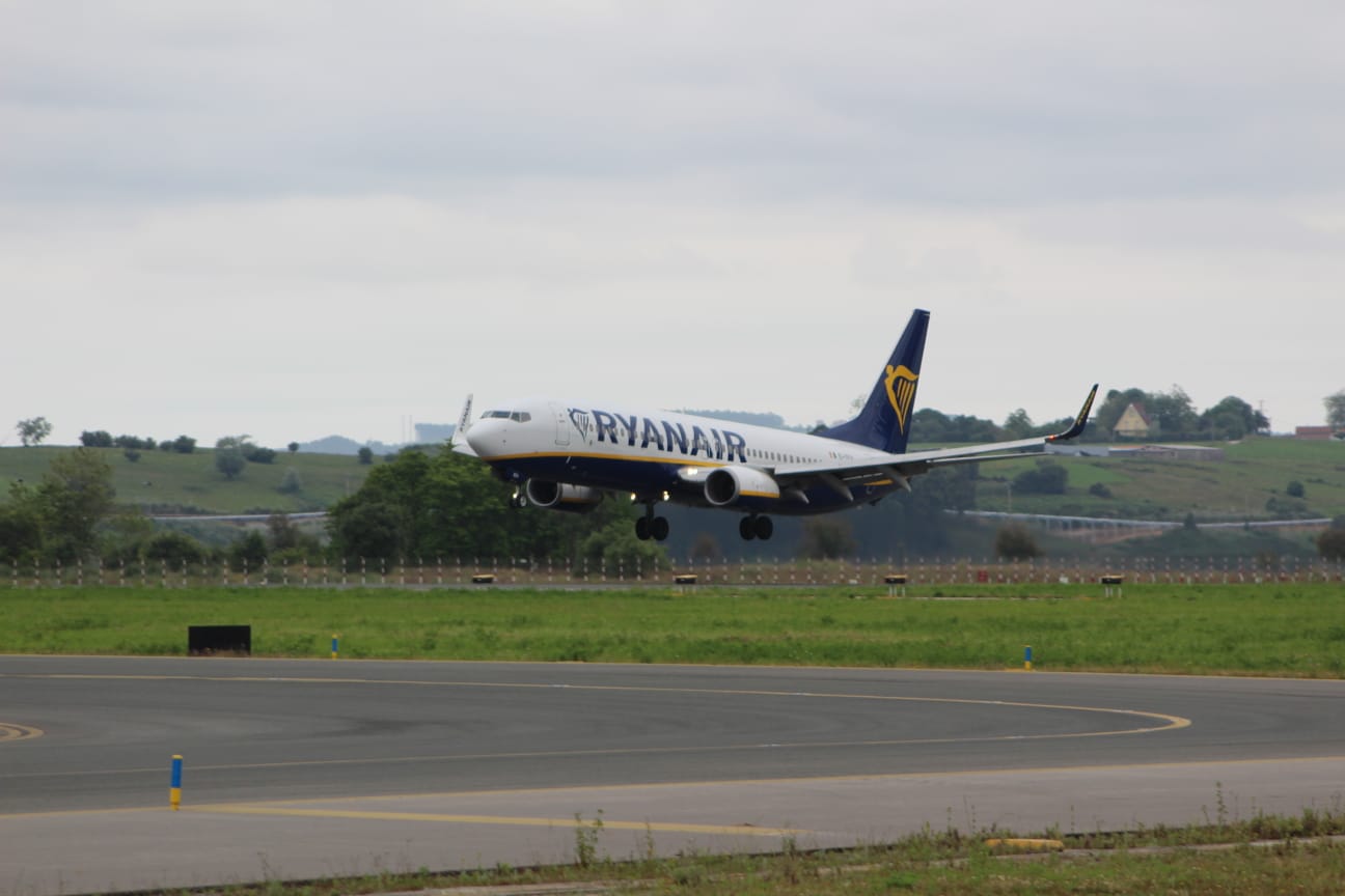 Una veintena de aficionados a fotografiar aviones han disfrutado este 31 de mayo de de la tercera edición de esta jornada