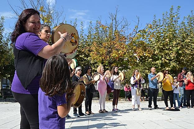 Los pandereteros comienzan la jornada con un recital en la Alameda. :