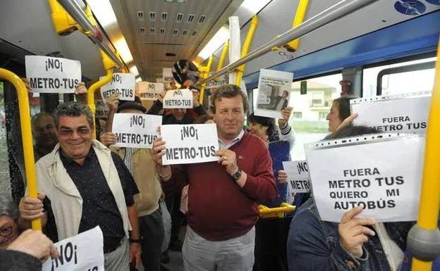 Los vecinos de San Román toman el MetroTus para concentrarse en el intercambiador de Valdecilla. 