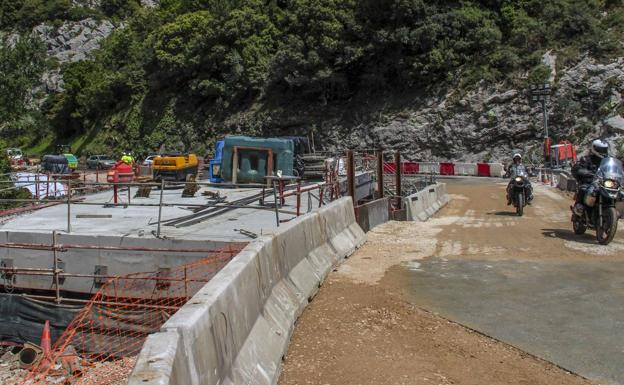 Imagen de la semana pasada de las obras en uno de los puentes del Desfiladero de la Hermida.