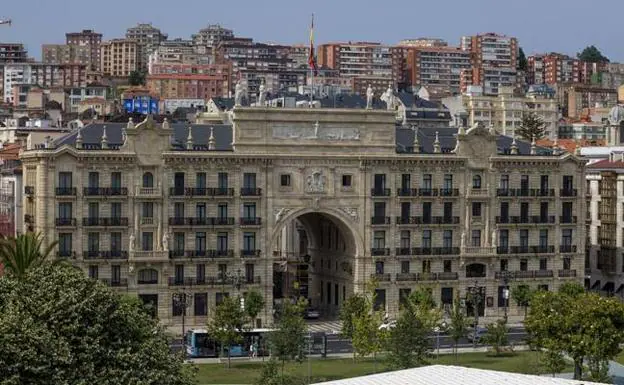La sede social del Santander constituye uno de los edificios más emblemáticos de la ciudad. 