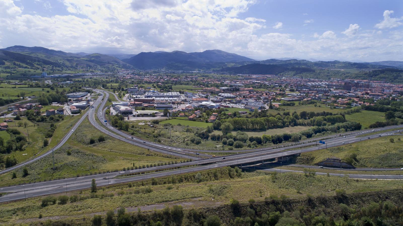 Nudo de Torrelavega. Las obras ya están adjudicadas y está previsto que empiecen de forma inmediata. Dar carpetazo al nudo de Torrelavega costará 109 millones de euros. Fomento se la adjudicó a ACS y SIEC y cuenta con un plazo de ejecución de 40 meses. La previsión, si no hay retrasos de última hora, es que acabe en 2021. 