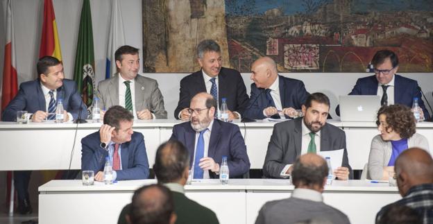 Alfredo Pérez (arriba, segundo por la izquierda) es el candidato mejor colocado para ser nombrado presidente del Consejo. 