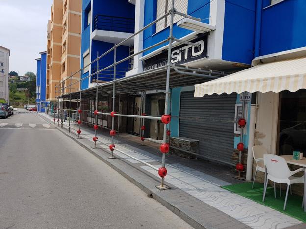 Los operarios han iniciado la obra y han colocado el andamiaje, evitando tapar la entrada del bar..