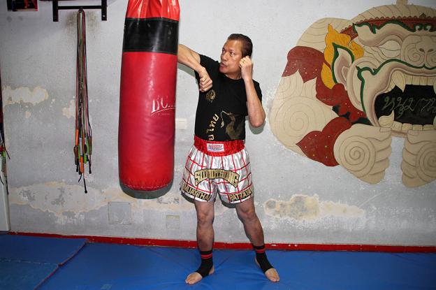 El Maestro Lek, 28 veces campeón tailandés de muay thai, en su gimnasio de León, por donde han pasado 4.500 alumnos.