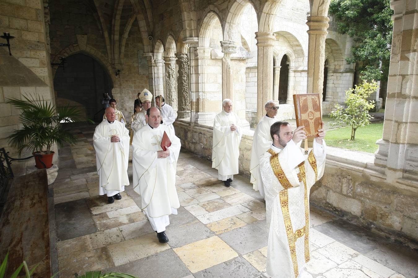 Fotos: El obispo de Santander preside la misa del Corpus