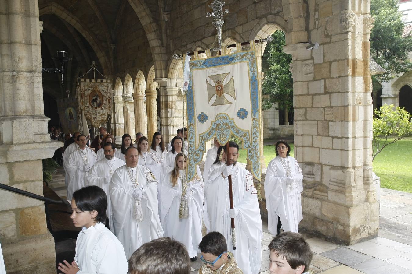 Fotos: El obispo de Santander preside la misa del Corpus