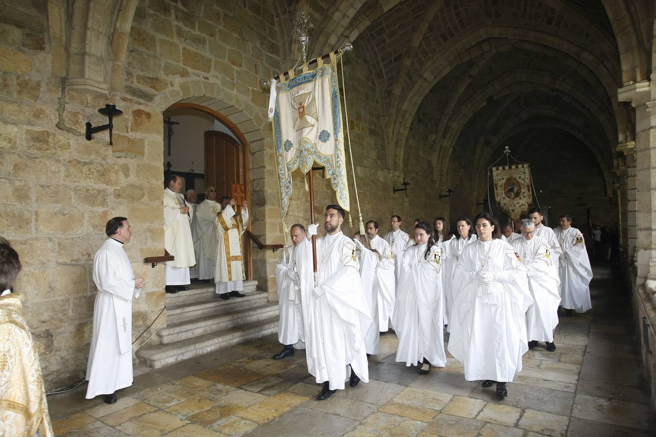 Fotos: El obispo de Santander preside la misa del Corpus