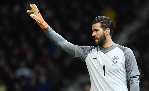 Alisson, en un partido con Brasil.