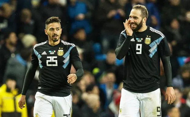 Lanzini, a la izquierda, junto a Higuaín.