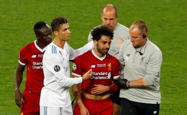 Mohamed Salah se retira llorando durante la final de la Champions en Kiev. 