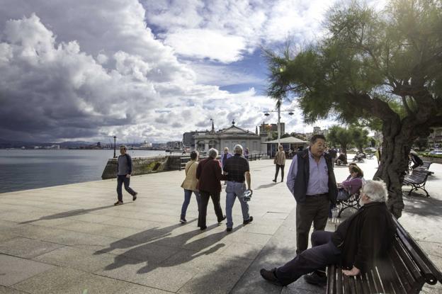 Varias personas pasean durante la tarde de ayer por el paseo marítimo de Santander, en un momento en el que las lluvias dieron un respiro.