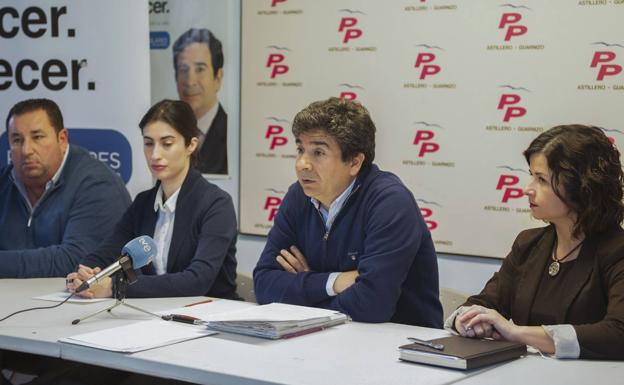 De izquierda a derecha, Fernando Arronte, Laura San Millán, Carlos Cortina y Verónica Perdigones en una foto del pasado mes en la sede del PP en Astillero.