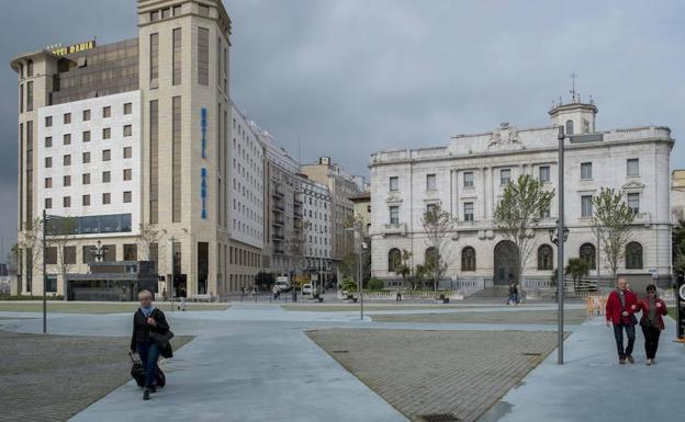 El Banco de España está en la plaza de Alfonso XIII, entre Correos y el Hotel Bahía.