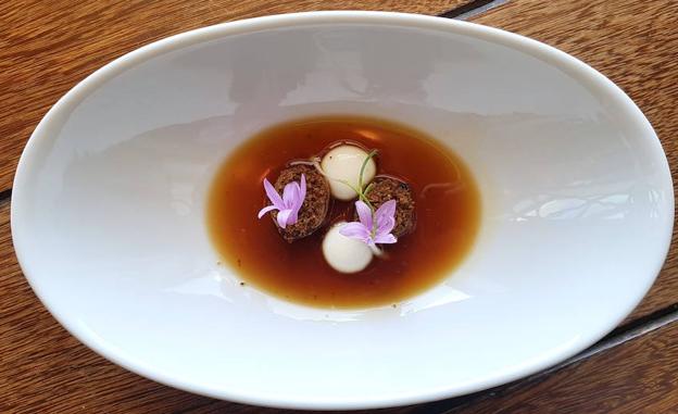 Sopa de cebolla, cerdo ibérico, payoyo y pan de espelta del Bardal (Ronda).