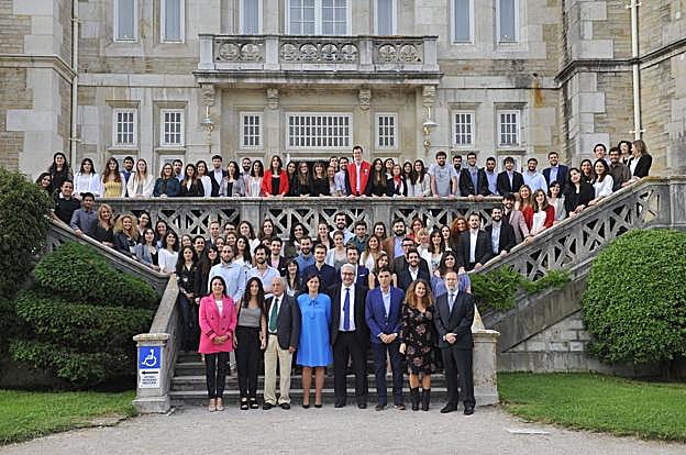 Los responsables del Colegio de Médicos y la alcaldesa posan con los nuevos médicos residentes en el Palacio de La Magdalena. 