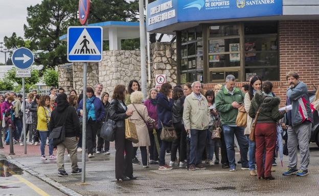 Imagen de la cola formada ante las oficinas de las Escuelas Municipales en el Complejo Deportivo Ruth Beitia el lunes, primer día de inscripción. 