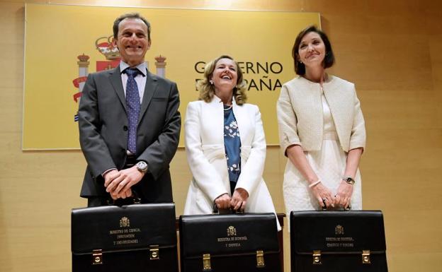 Nadia Calviño, en el centro, junto a Pedro Duque y Reyes Maroto.