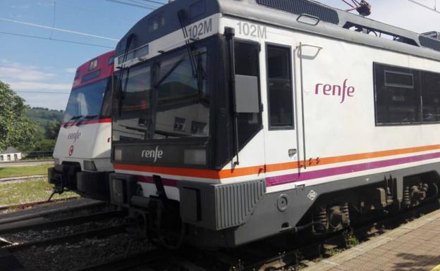 Los dos cercanías parados en la estación de Bárcena de Pie de Concha.