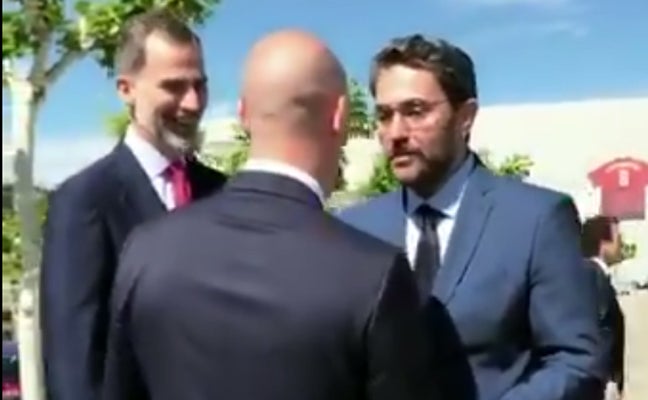 Màxim Huerta se dirige a Rubiales en presencia del Rey. 