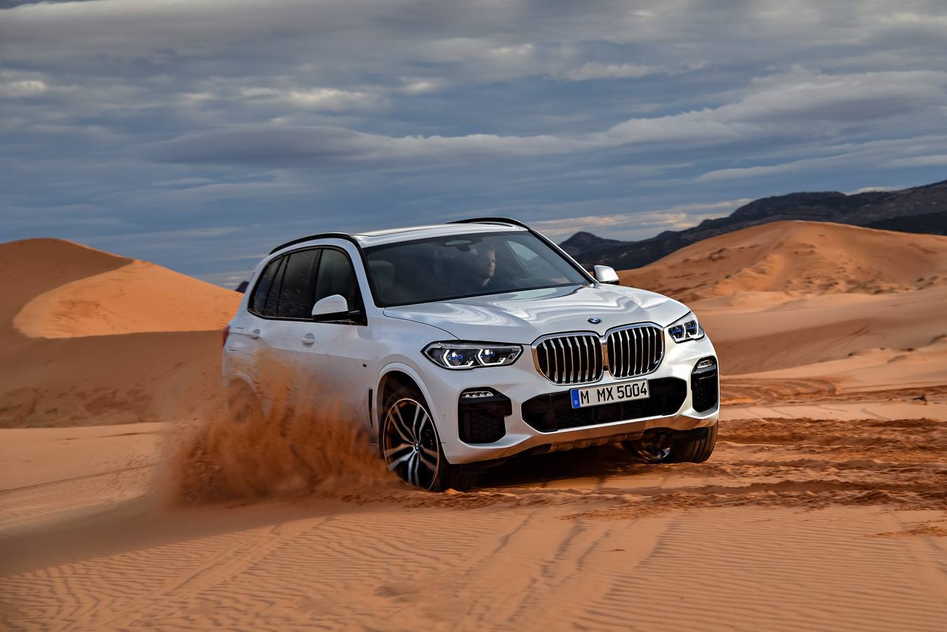 BMW actualiza el X5 con una nueva versión, cuya apariencia es más robusta, con códigos de diseño actualizados y mayor amplitud del habitáculo gracias a unas dimensiones ampliadas. Las nuevas tecnologías representan un paso más en el camino hacia la conducción autónoma.