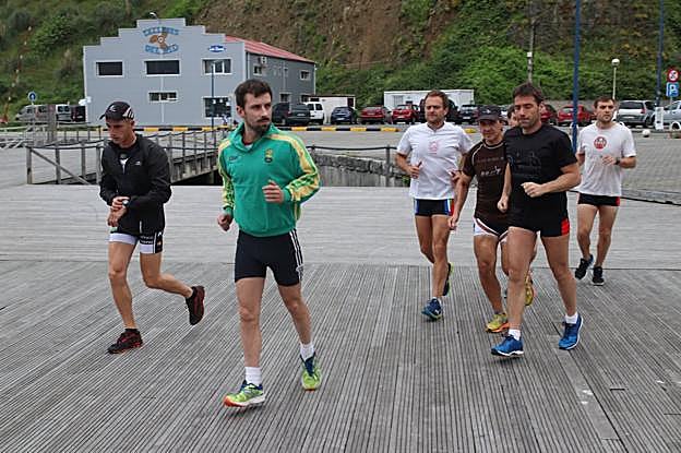 Los remeros están a la espera de poder comprar ropa nueva para competir. 