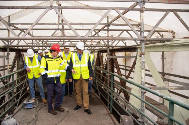 El consejero Francisco Martín junto a los alcaldes de Villaescusa y El Astillero en su visita a las obras