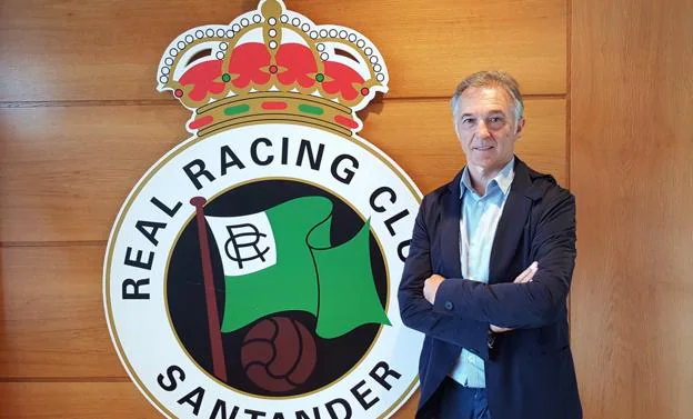 José Gómez, junto al escudo del Racing, empieza una nueva etapa. 