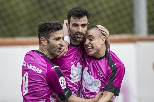 Cagigas, en el centro, con Nacho Rodríguez y Fer.