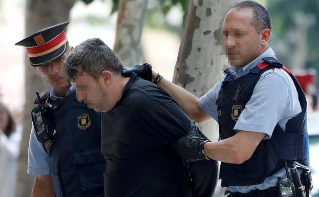 Mossos d'esquadra custodian al detenido en relación con el asesinato de una niña de 13 años ayer en Vilanova i la Geltrú. 