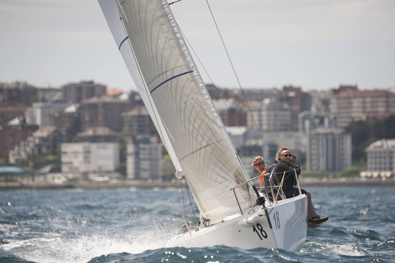 El Regional de J80 llega al Circuito Montañés, que este fin de semana toma las aguas de la bahía de la capital cántabra